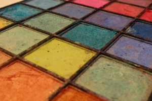 Read more about the article kosmetyki kolorowe. Jak powstają? dlaczego mają kolor? Jaki maja skład?