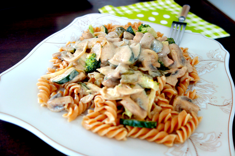 Read more about the article Makaron z warzywami w sosie musztardowym.