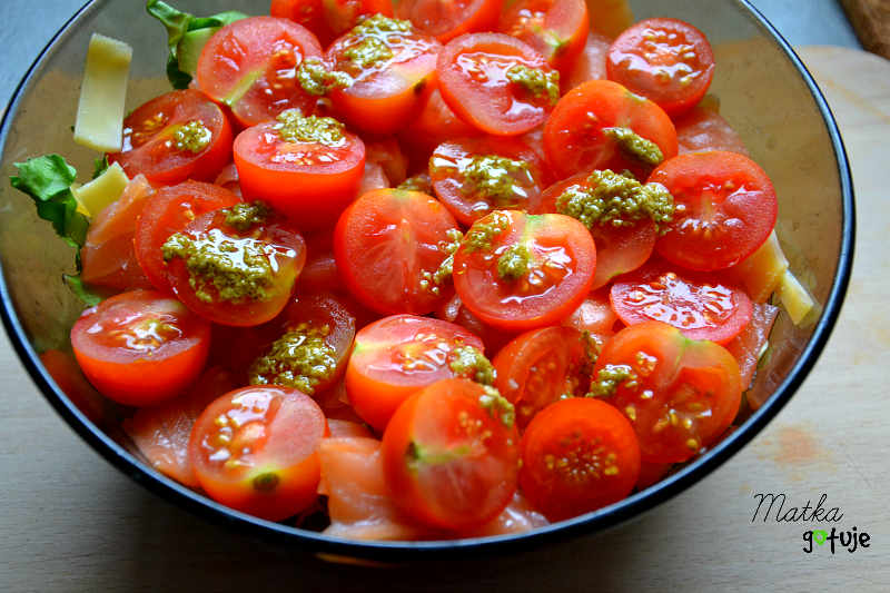 Read more about the article Sałatka z pesto i wędzonym łososiem.